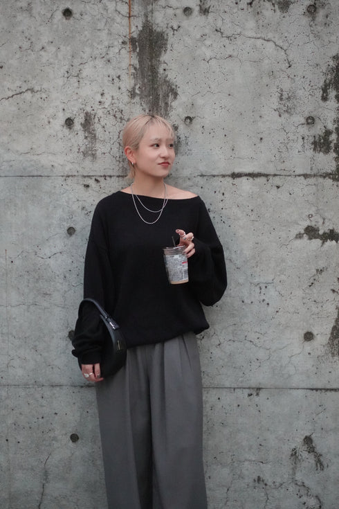 オフショルルーズニット